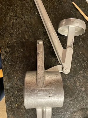alte Spätzlepresse aus Gussmetall Bild 2