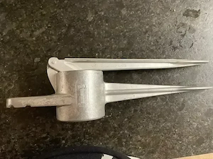 alte Spätzlepresse aus Gussmetall Bild 3