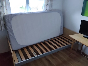 Einzelbett mit Matratze 