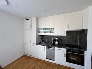 Großräumige Wohnung mit Balkon, Keller und Tiefgaragenstellplatz zu vermieten!