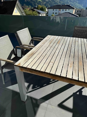 Gartenstühle (und Tisch)