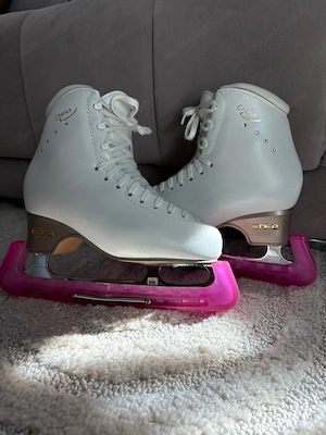 Eiskunstlaufschuhe und Trainingsachen Bild 3