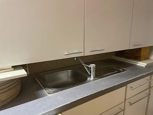Küchenzeile mit Hochschrank
