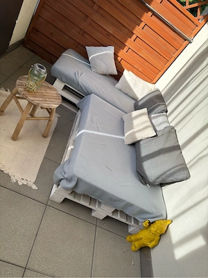 4 Paletten mit Polster + Kissen + kleiner Tisch Bild 2