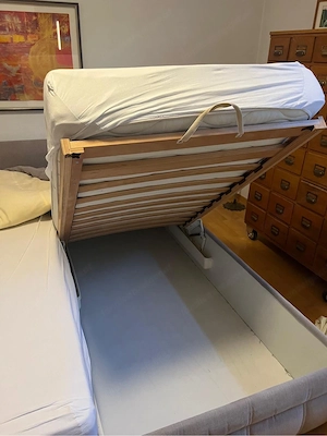 Doppelbett, hellgrauer Cordbezug, gratis Bild 2