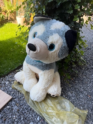 Großer Plüschhund für Kinder.