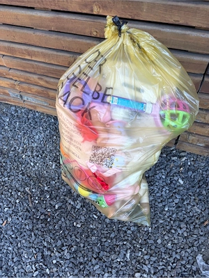 Vollgestopft mit Spielsachen.