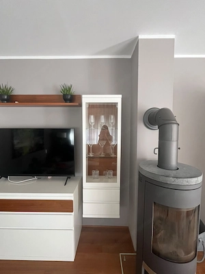 Stilvolle Wohnwand im Nussdesign Bild 4
