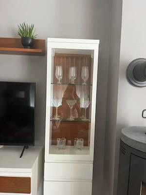 Stilvolle Wohnwand im Nussdesign Bild 2
