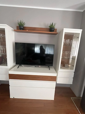 Stilvolle Wohnwand im Nussdesign Bild 5