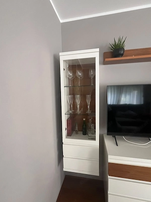 Stilvolle Wohnwand im Nussdesign Bild 3