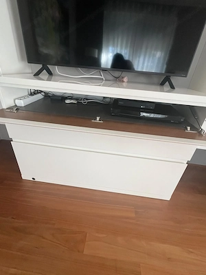 Stilvolle Wohnwand im Nussdesign Bild 6