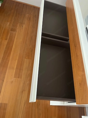 Stilvolle Wohnwand im Nussdesign Bild 8