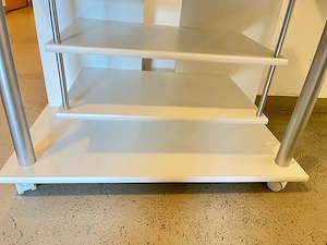 Schönes Fernsehkästchen auf Rollen Bild 3