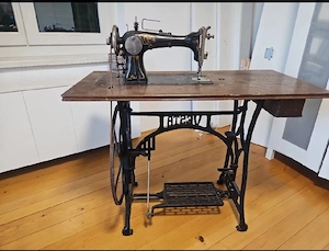 Antike Nähmaschine VESTA mit Untertisch Antik und Robust Bild 3