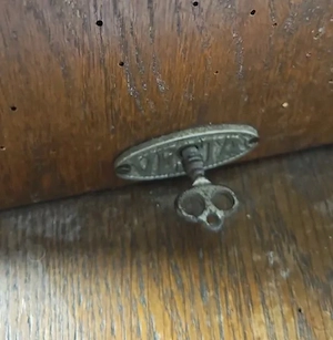 Antike Nähmaschine VESTA mit Untertisch Antik und Robust Bild 5