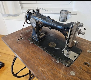 Antike Nähmaschine VESTA mit Untertisch Antik und Robust Bild 4