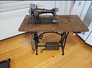 Antike Nähmaschine VESTA mit Untertisch Antik und Robust Bild 2