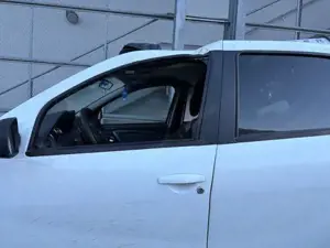 Dacia Duster 4x4 - Unfallfahrzeug Bild 8