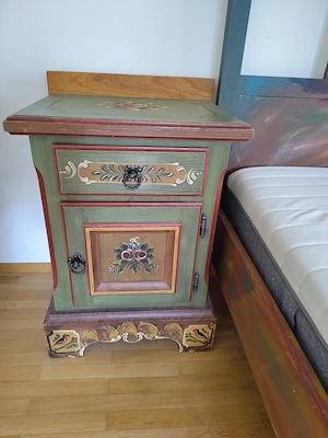 Künstler-Bett 180x200 + 2 bemalte Nachtkästchen, zu verschenken Bild 4
