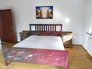 Künstler-Bett 180x200 + 2 bemalte Nachtkästchen, zu verschenken Bild 2