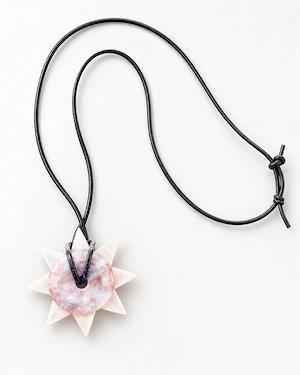Kette mit Stern und Stein Bild 2