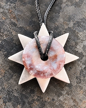 Kette mit Stern und Stein Bild 3