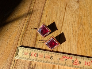 Rechteckige Ohrringe mit rotem Strass und orangefarbenem Rand Bild 2