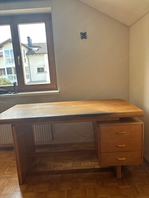 Schreibtisch aus Holz mit Schubladen Bild 2