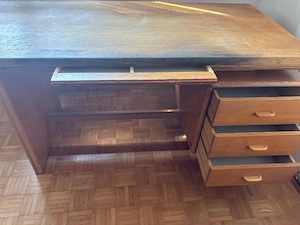 Schreibtisch aus Holz mit Schubladen Bild 4