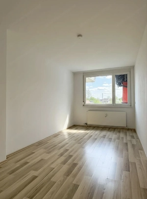 Familienfreundliche 4,5-Zimmer-Wohnung mit großzügigem Balkon & Tiefgarage Bild 3