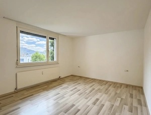 Familienfreundliche 4,5-Zimmer-Wohnung mit großzügigem Balkon & Tiefgarage Bild 2