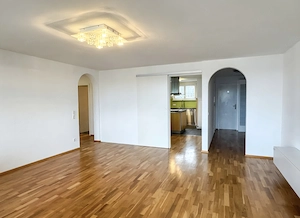 Familienfreundliche 4,5-Zimmer-Wohnung mit großzügigem Balkon & Tiefgarage Bild 9