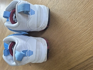 Nike Basketball-Schuhe, Gr. 35, nur 1 Saison indoor getragen Bild 4