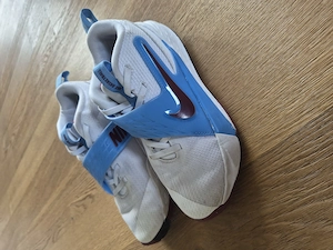 Nike Basketball-Schuhe, Gr. 35, nur 1 Saison indoor getragen Bild 2