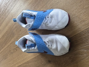 Nike Basketball-Schuhe, Gr. 35, nur 1 Saison indoor getragen Bild 3
