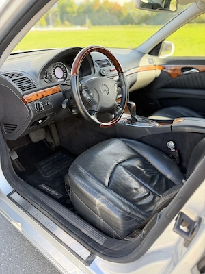 Mercedes E500 4 Matic Tüv 8 27 + 4 mon Bild 9