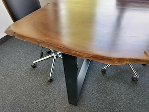 Esstisch Baumkante Akazie massiv 200x100 cm, Kufengestell schwarz Bild 3