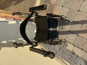Elektrischer Rollstuhl Rollator Bild 3