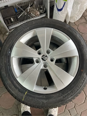 Original Skoda Superb 17 Zoll Alufelgen mit Hankook Winterreifen Bild 2