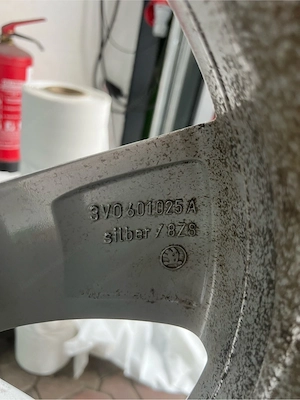 Original Skoda Superb 17 Zoll Alufelgen mit Hankook Winterreifen Bild 4