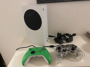 Xbox Series S inkl. 2 Controller & Kabel   sehr guter Zustand Bild 2