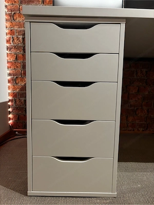 Schreibtisch mit maßangefertigter Tischplatte und Schubladenelement Bild 4