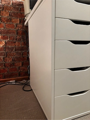 Schreibtisch mit maßangefertigter Tischplatte und Schubladenelement Bild 5