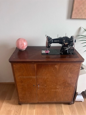 Vintage Kommode und Nähmaschine