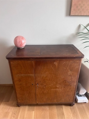 Vintage Kommode und Nähmaschine Bild 2
