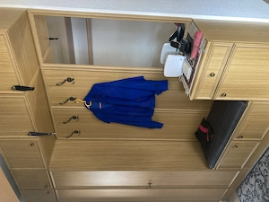 Garderobe mit Schrank