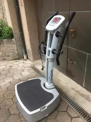 Vibrationstrainer mit Trainingsmatte für sanfte Vibration mit Transportrollen(Heimstudioauflösung) 