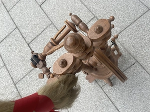 Spinnrad aus Holz Bild 2