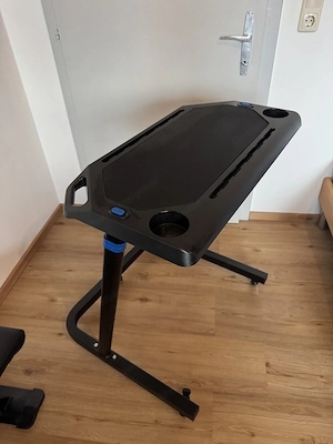 Höhenverstellbarer Rollentrainer-Tisch - neuwertig - mit Rollen Bild 2